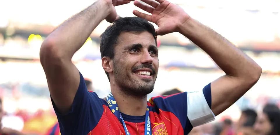 Jugador celebrando con medalla en evento deportivo