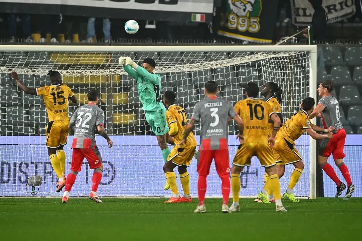 Portero detiene el balón en el área