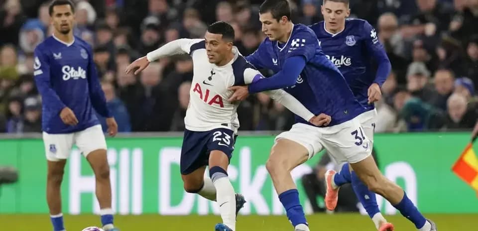 Jugador de Tottenham en acción contra Everton