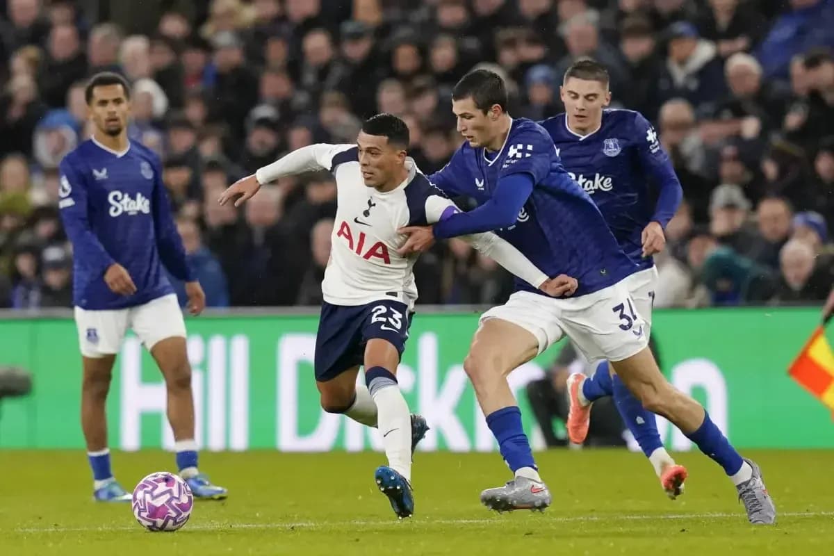 Jugador de Tottenham en acción contra Everton