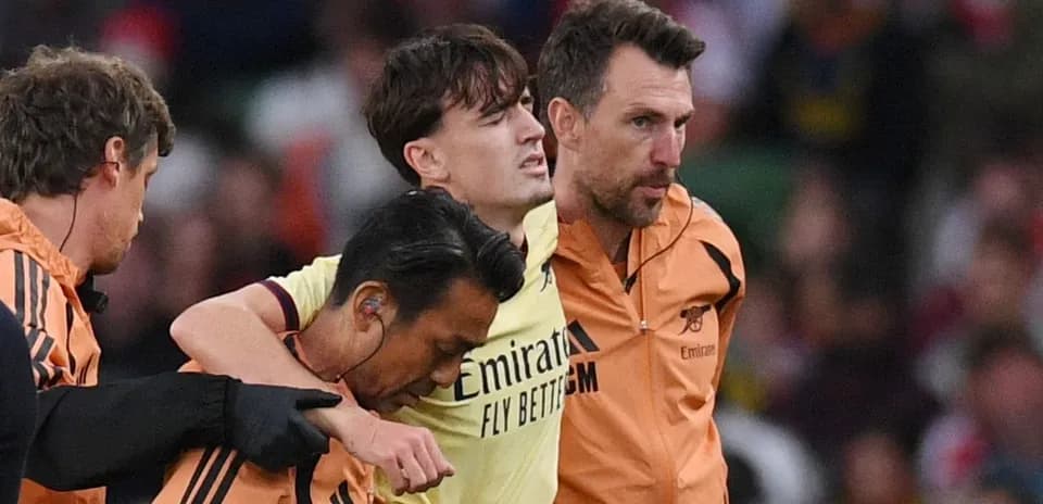 Jugador siendo ayudado por personal médico tras lesión