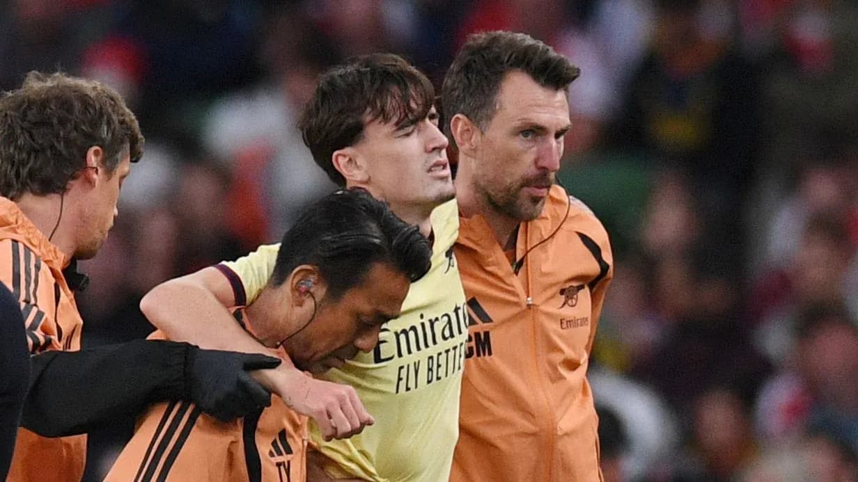 Jugador siendo ayudado por personal médico tras lesión