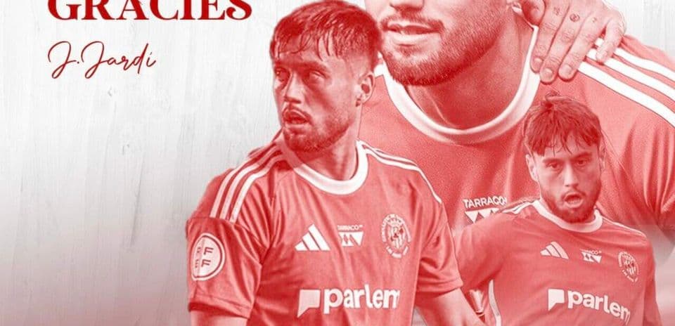 Jugador en camiseta roja con agradecimiento destacado