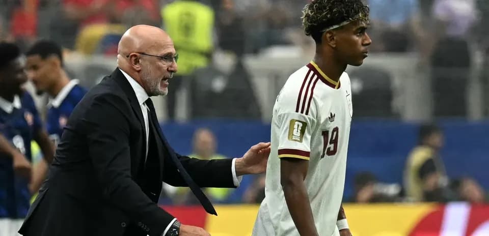 Entrenador hablando con jugador en el campo de juego