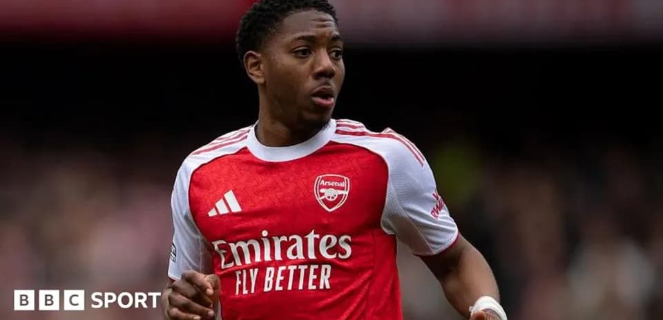 Jugador de Arsenal corriendo durante el partido