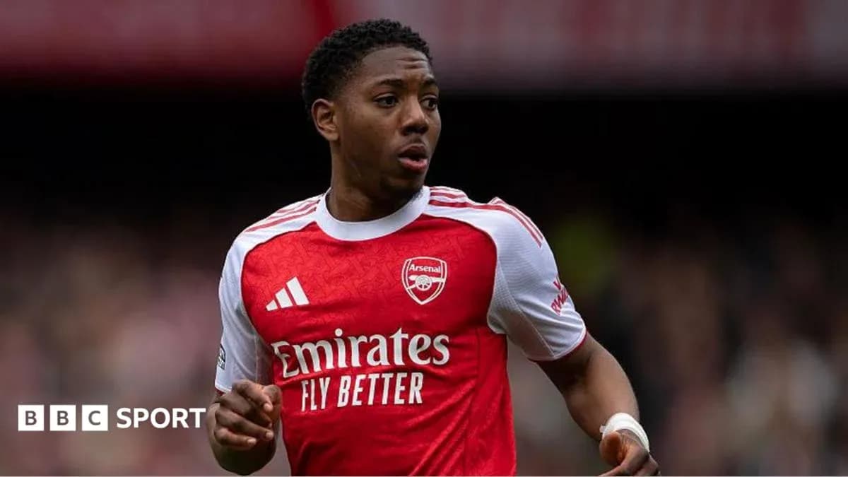 Jugador de Arsenal corriendo durante el partido