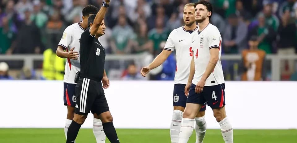 Árbitro muestra tarjeta amarilla a jugador de Inglaterra