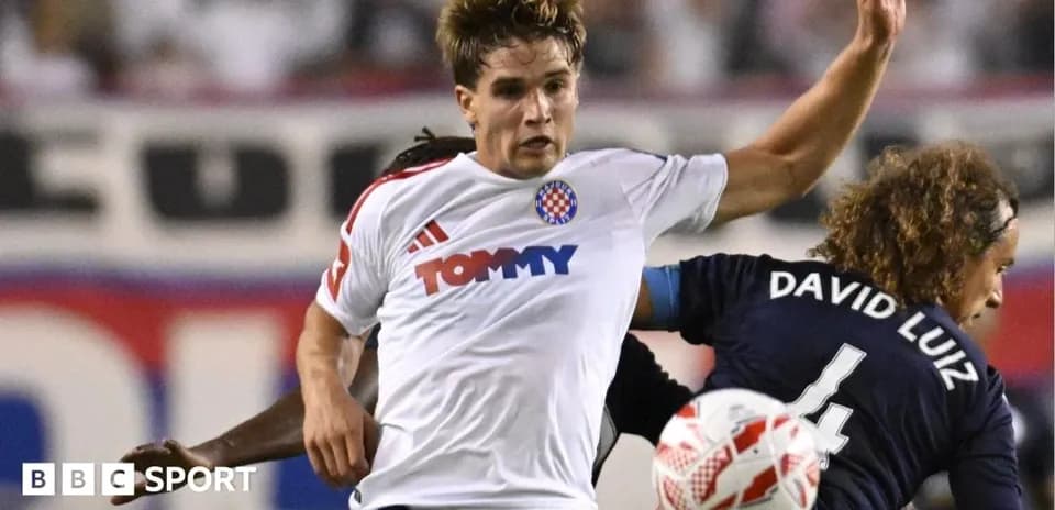 Jugador luchando por el balón en partido de fútbol