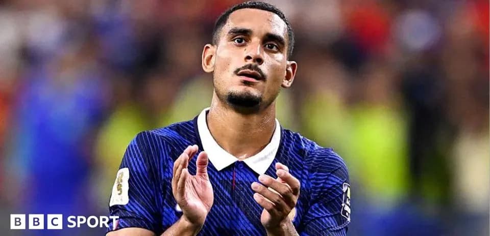 Jugador aplaudiendo en el campo durante partido