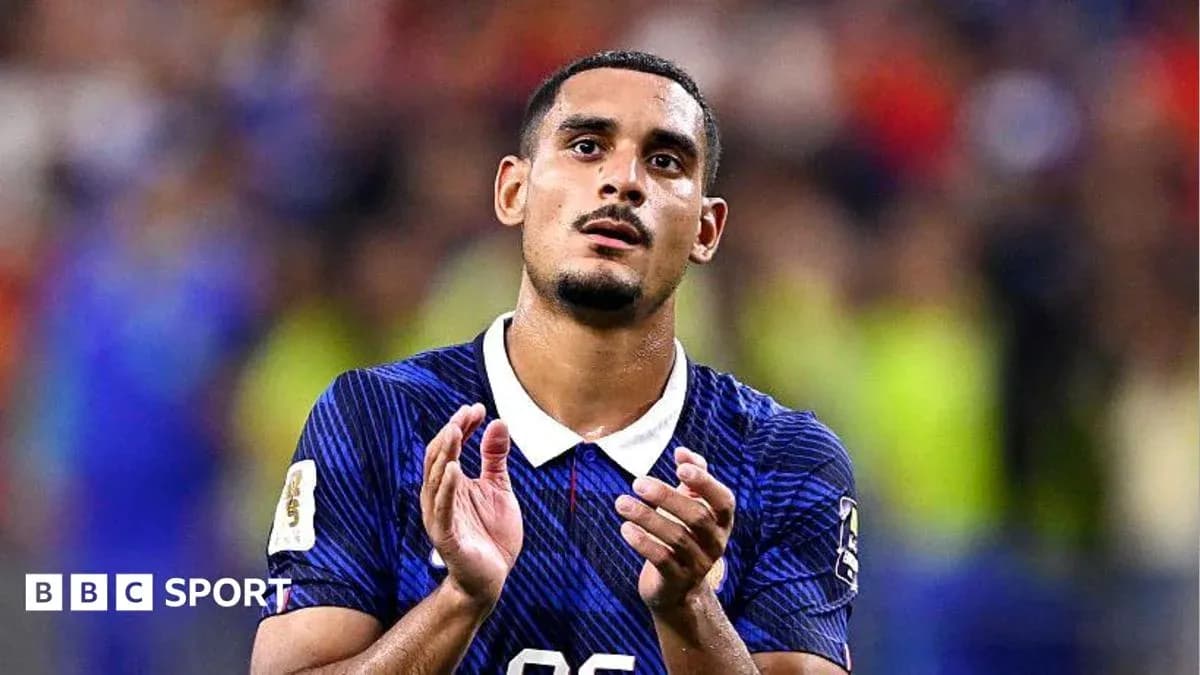 Jugador aplaudiendo en el campo durante partido