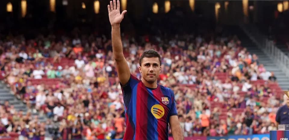 Jugador saludando en presentación en el estadio