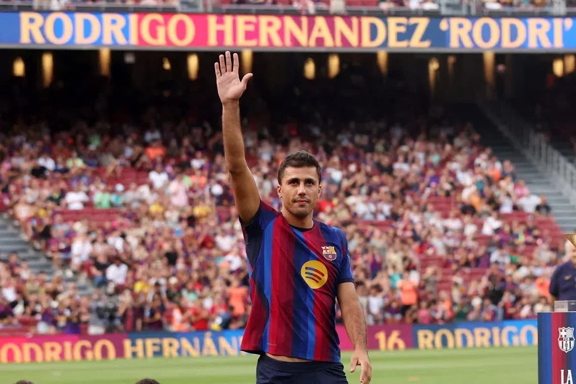 Jugador saludando en presentación en el estadio