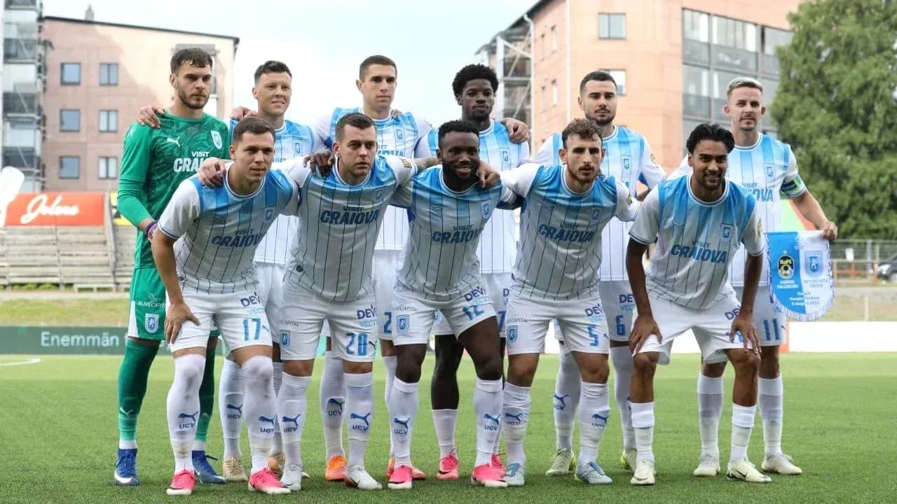 Equipo de Universitatea Craiova posando para foto
