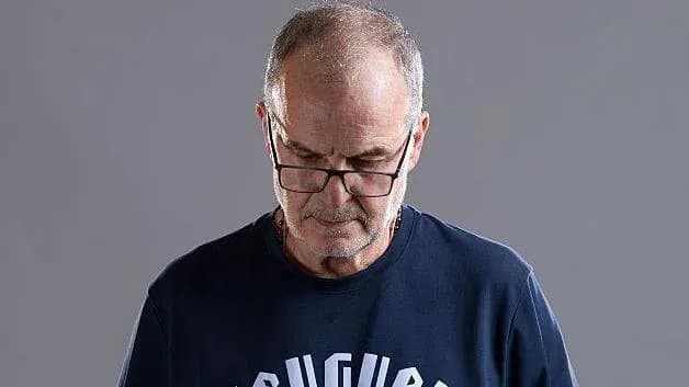 Hombre con gafas mirando hacia abajo con seriedad