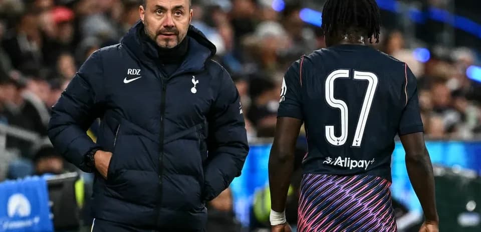 Entrenador de Tottenham conversando con jugador en el campo