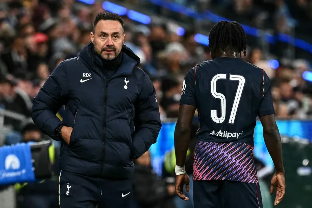 Entrenador de Tottenham conversando con jugador en el campo
