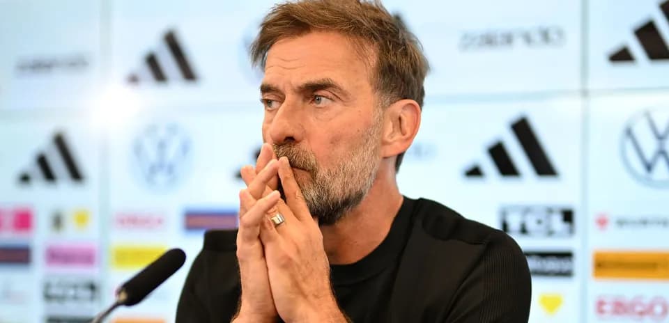Entrenador en conferencia de prensa con micrófono