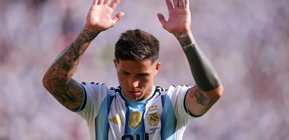 Jugador argentino levantando las manos en señal de respeto