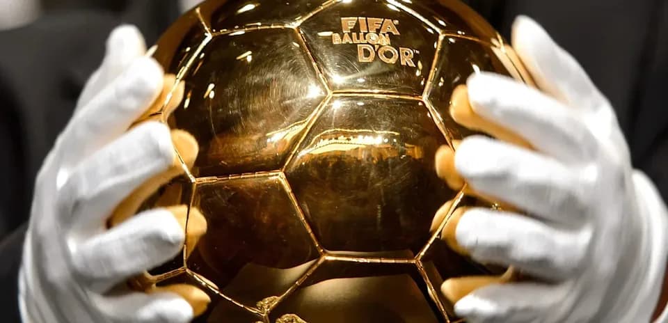 Persona sosteniendo el Balón de Oro