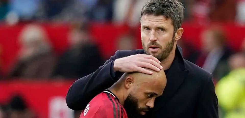 Entrenador consolando a jugador en el campo