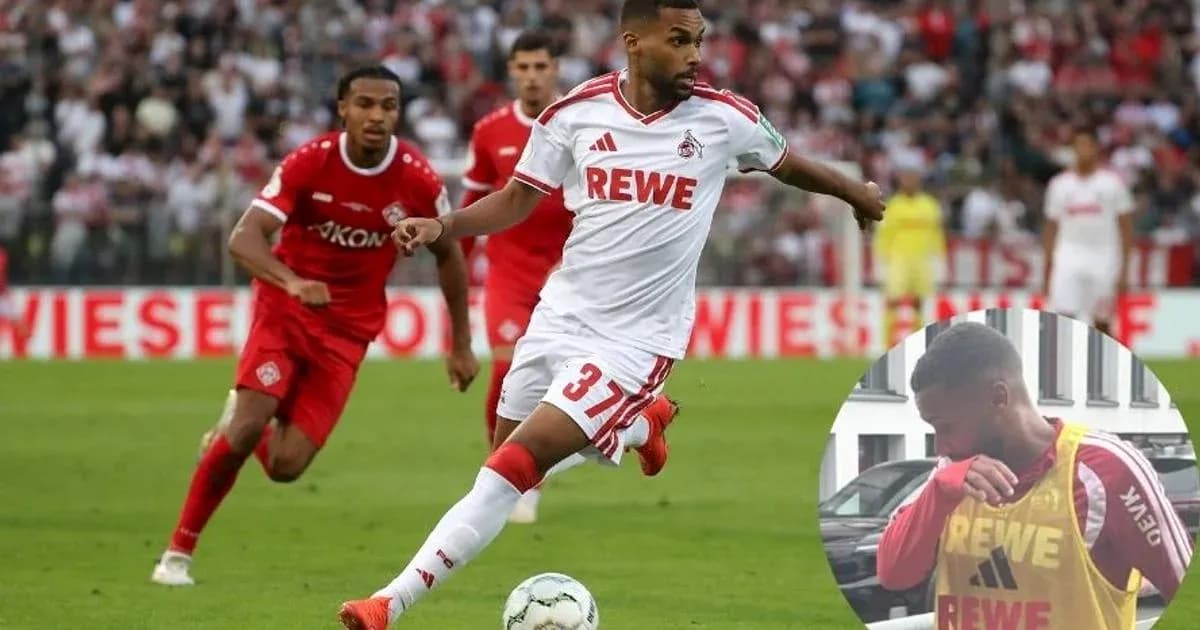 Jugador del FC Köln corriendo con el balón durante el partido
