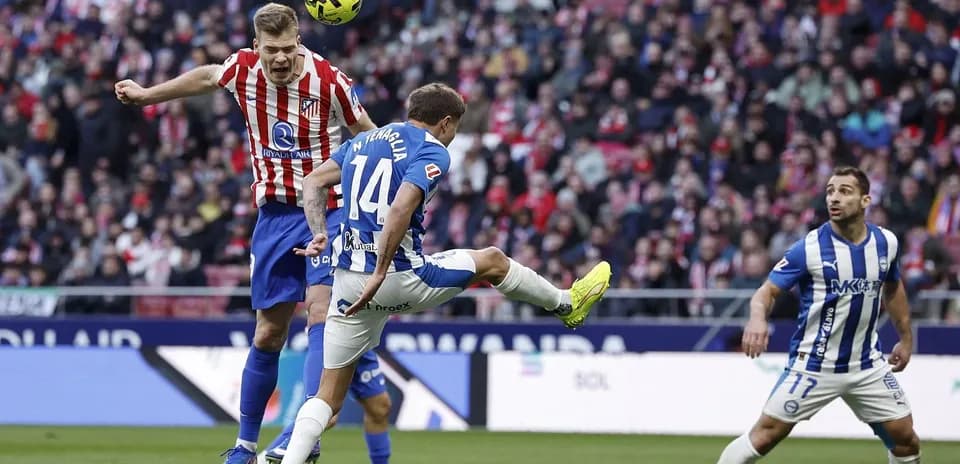 Un jugador de Alavés intenta despejar el balón
