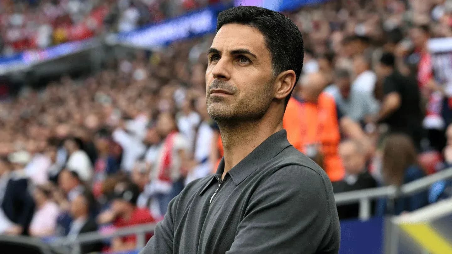 Entrenador observando el partido desde la línea lateral