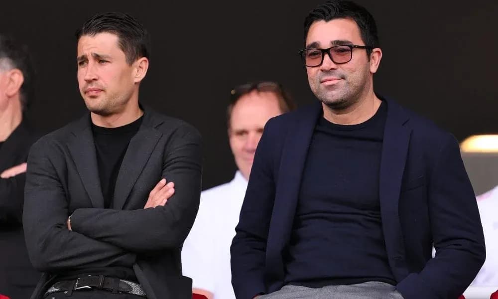Dos hombres en un evento deportivo, observando