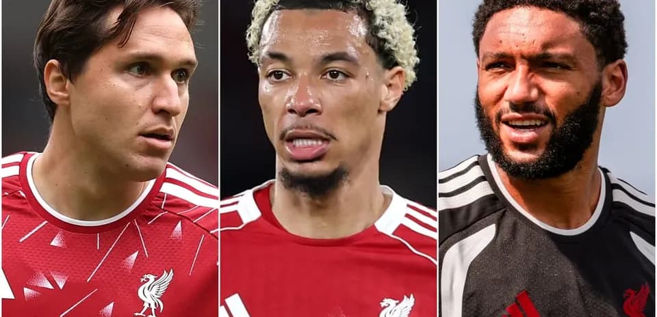 Tres jugadores de Liverpool en uniforme durante entrenamiento