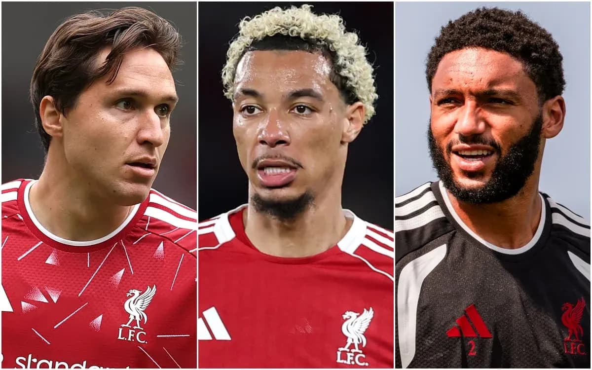 Tres jugadores de Liverpool en uniforme durante entrenamiento