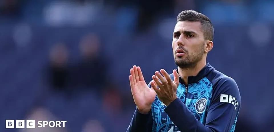 Jugador aplaudiendo en el campo de fútbol
