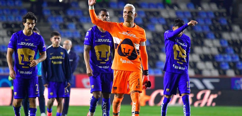 Jugadores de Pumas saludando tras el partido