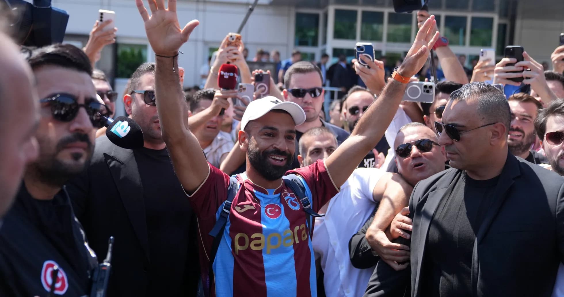 Jugador saludando a la multitud en evento deportivo