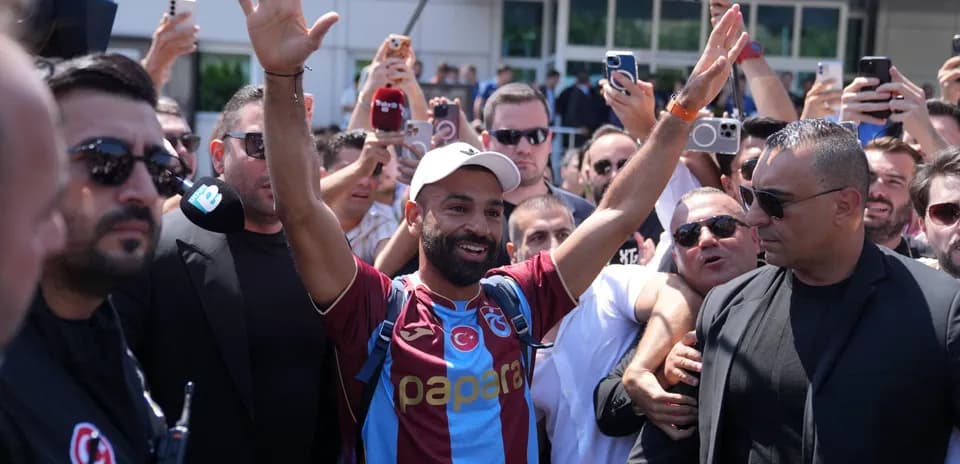 Jugador saludando a la multitud en evento deportivo