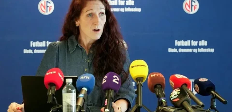 Mujer hablando en una conferencia de prensa