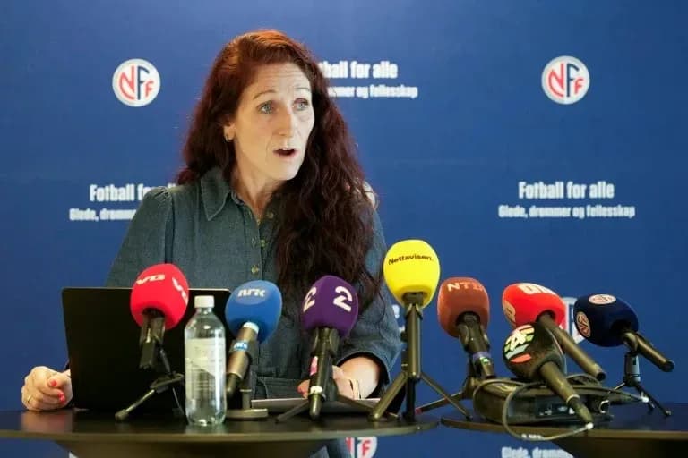Mujer hablando en una conferencia de prensa
