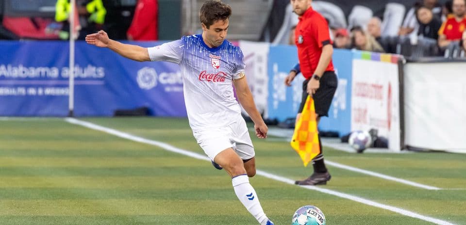 Jugador realizando un tiro en el partido