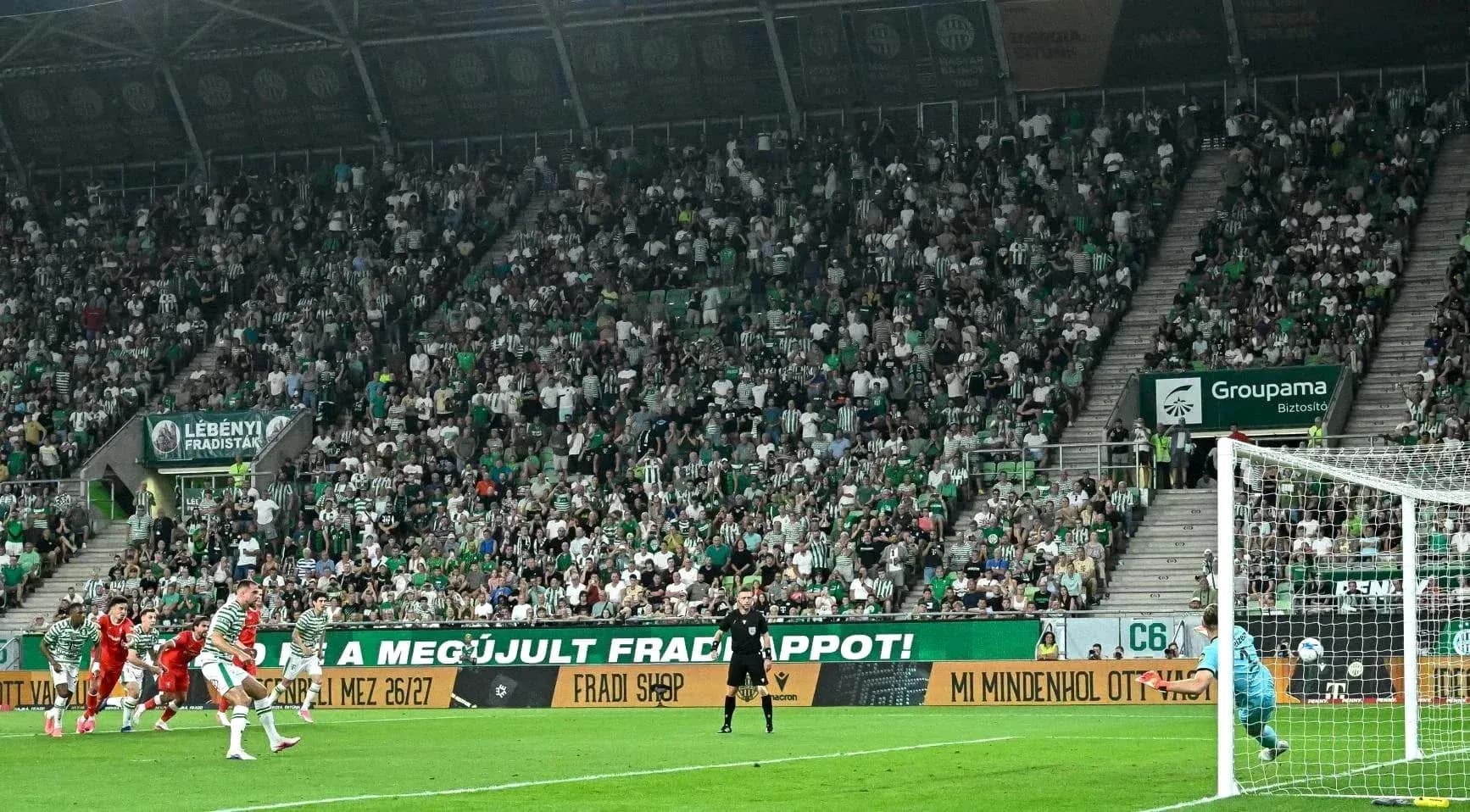 Penalti ejecutado por jugador de Ferencvarosi TC