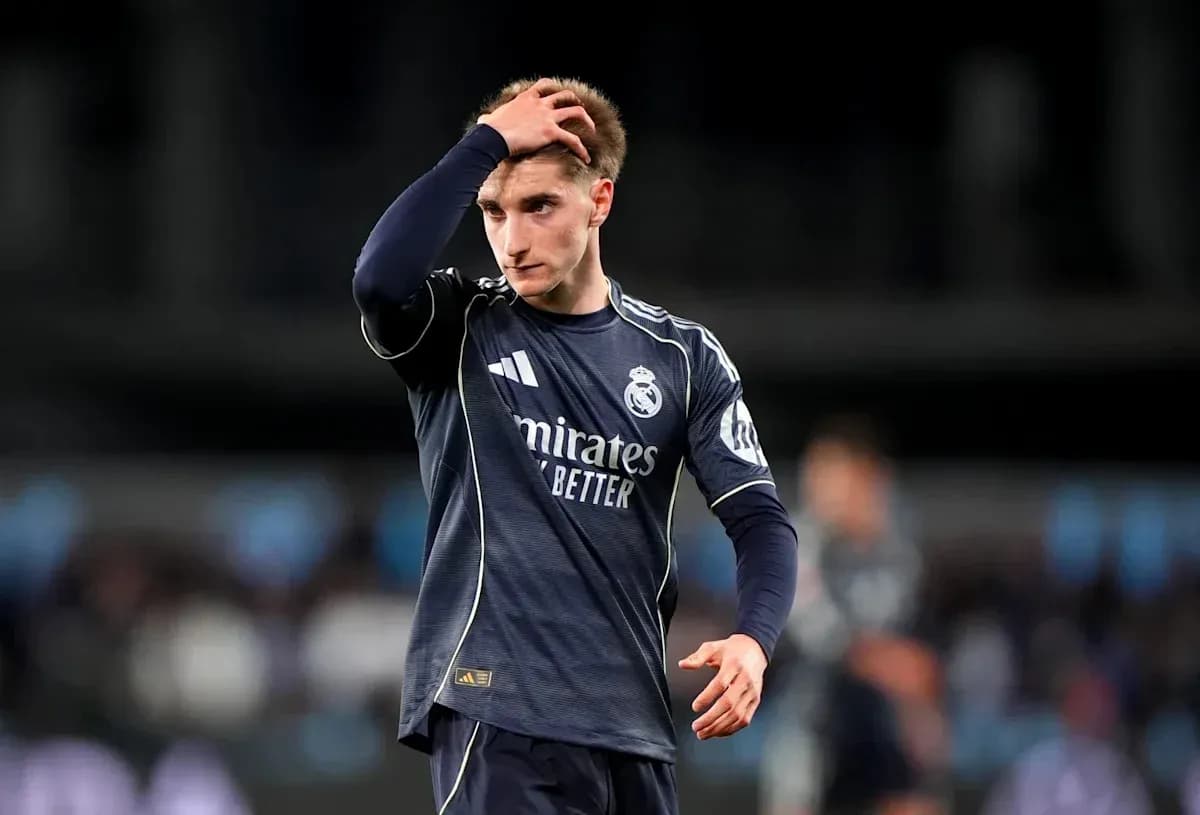Jugador de Real Madrid tocándose la cabeza en el campo