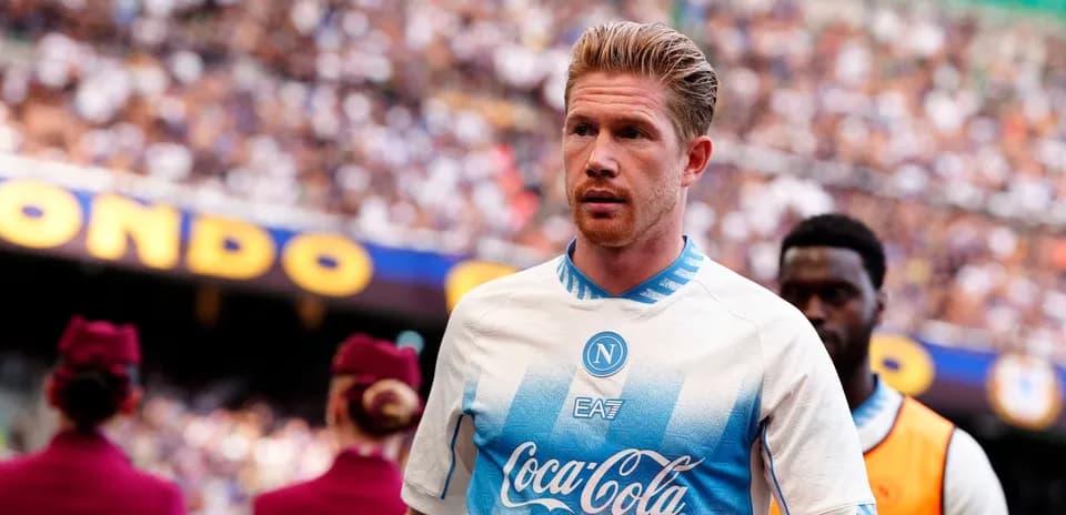 Jugador de Napoli ingresando al campo de juego