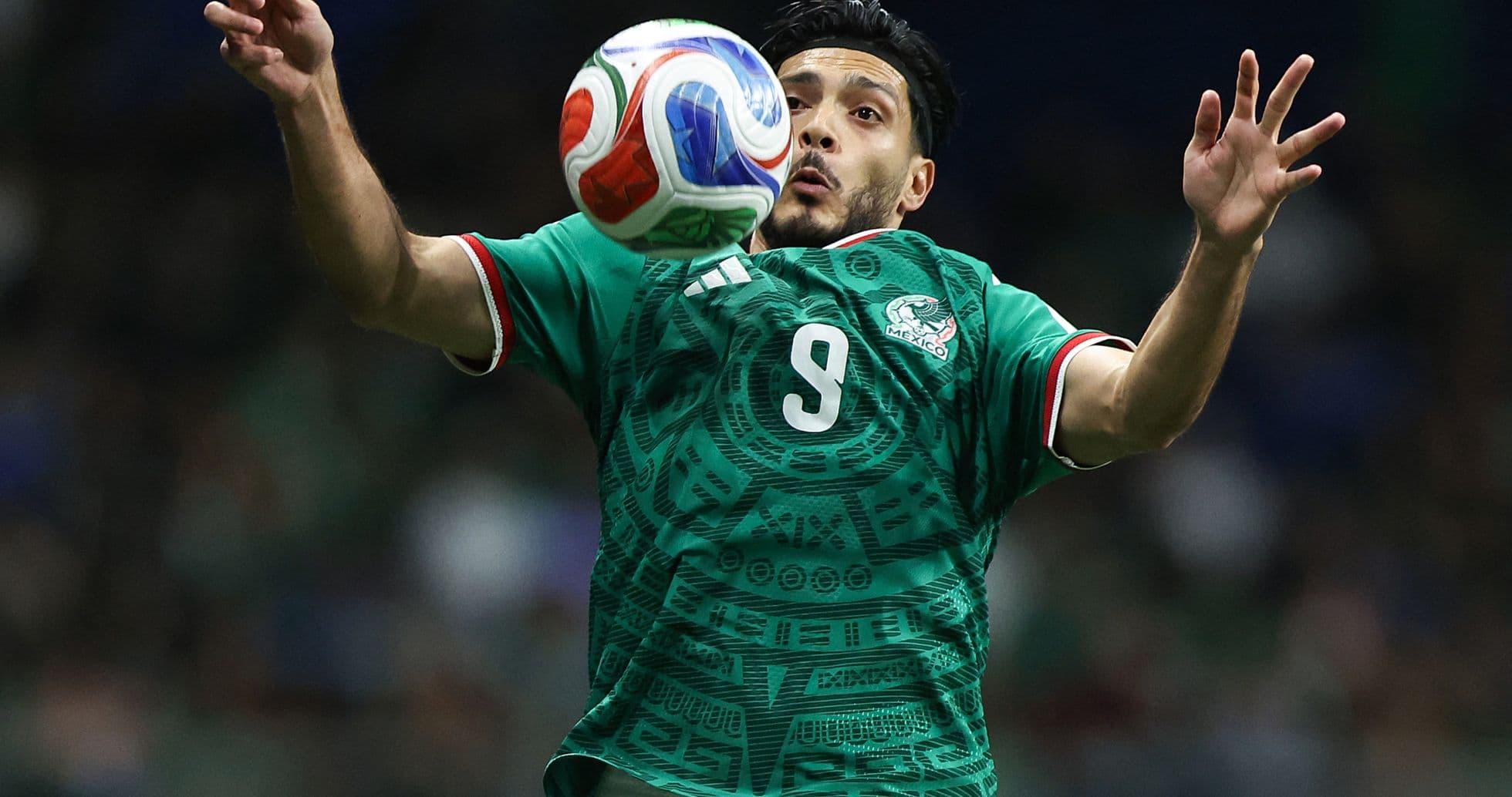 Jugador mexicano controlando el balón durante el partido