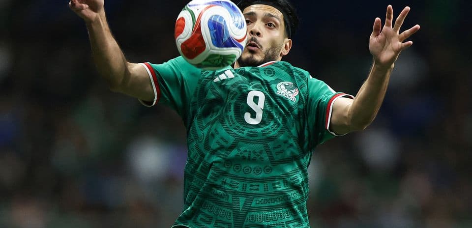 Jugador mexicano controlando el balón durante el partido