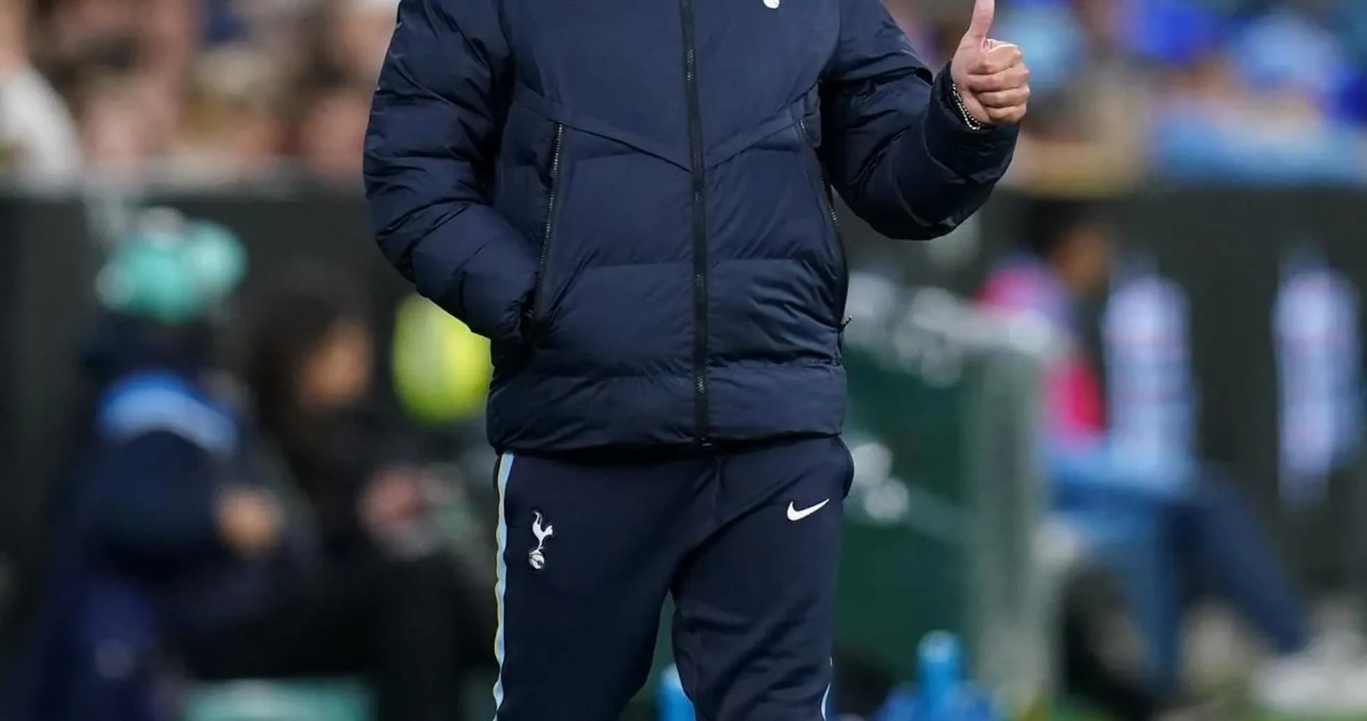 Entrenador de Tottenham dando señal de aprobación en el campo