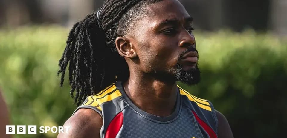 Jugador entrenando en camiseta de su equipo