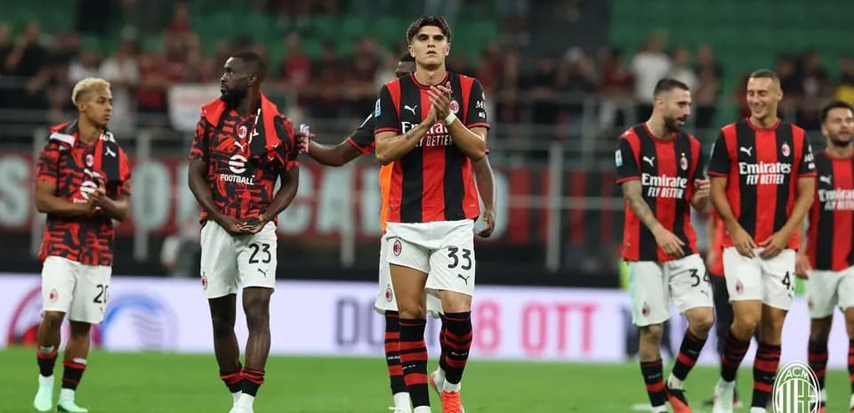 Jugadores del AC Milan aplaudiendo tras el partido