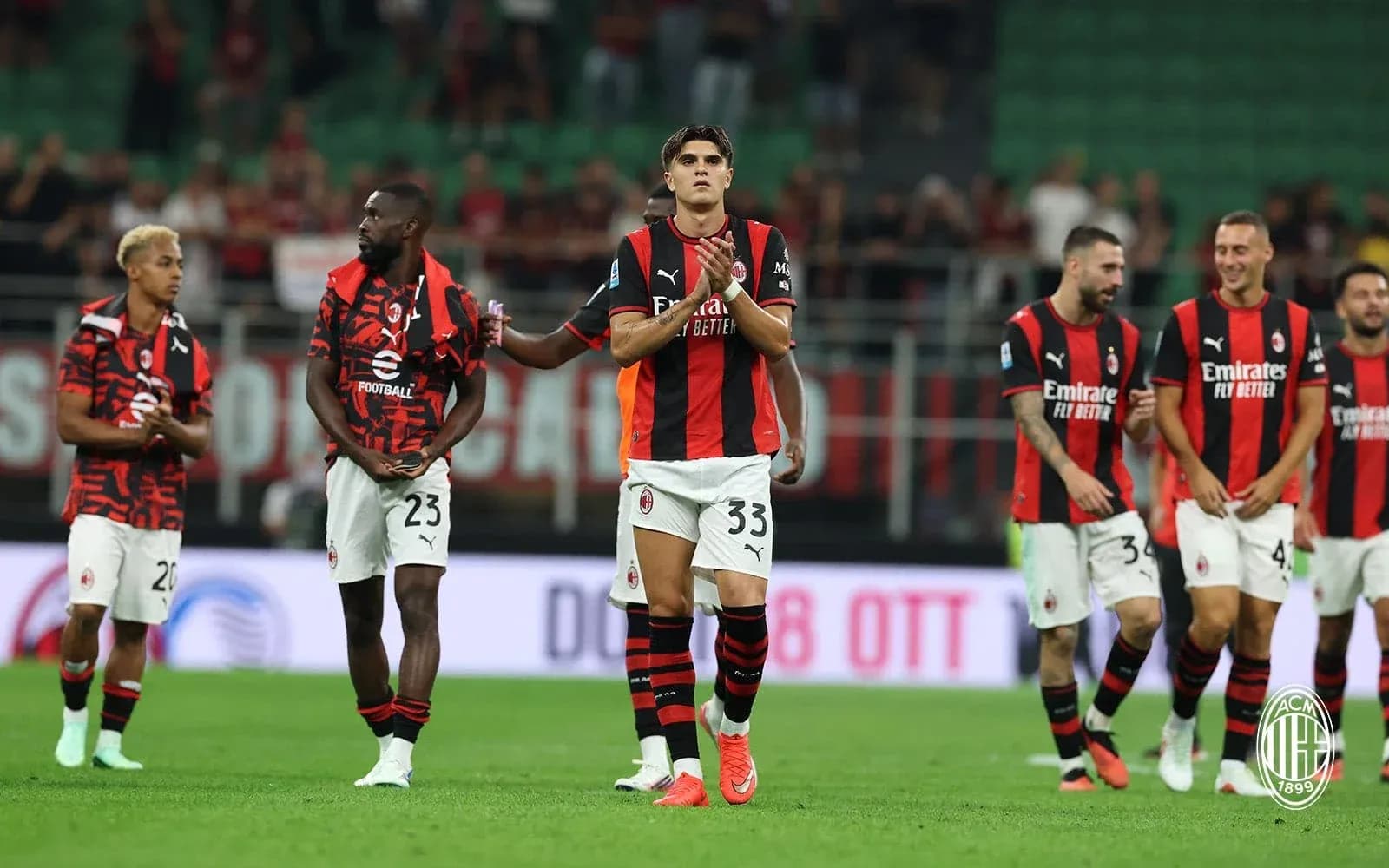 Jugadores del AC Milan aplaudiendo tras el partido Jugadores del AC Milan aplaudiendo tras el partido