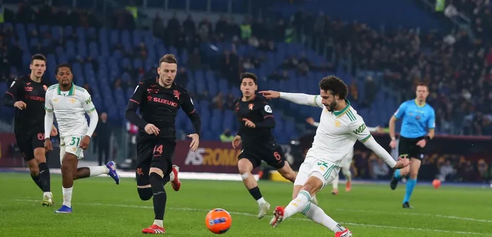 Un jugador de Torino dispara a puerta
