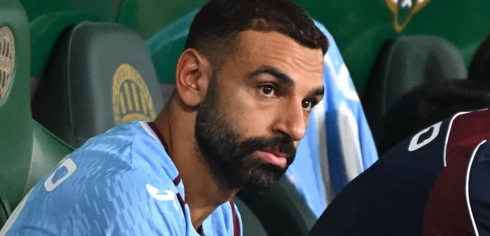 Jugador sentado en el banquillo durante el partido