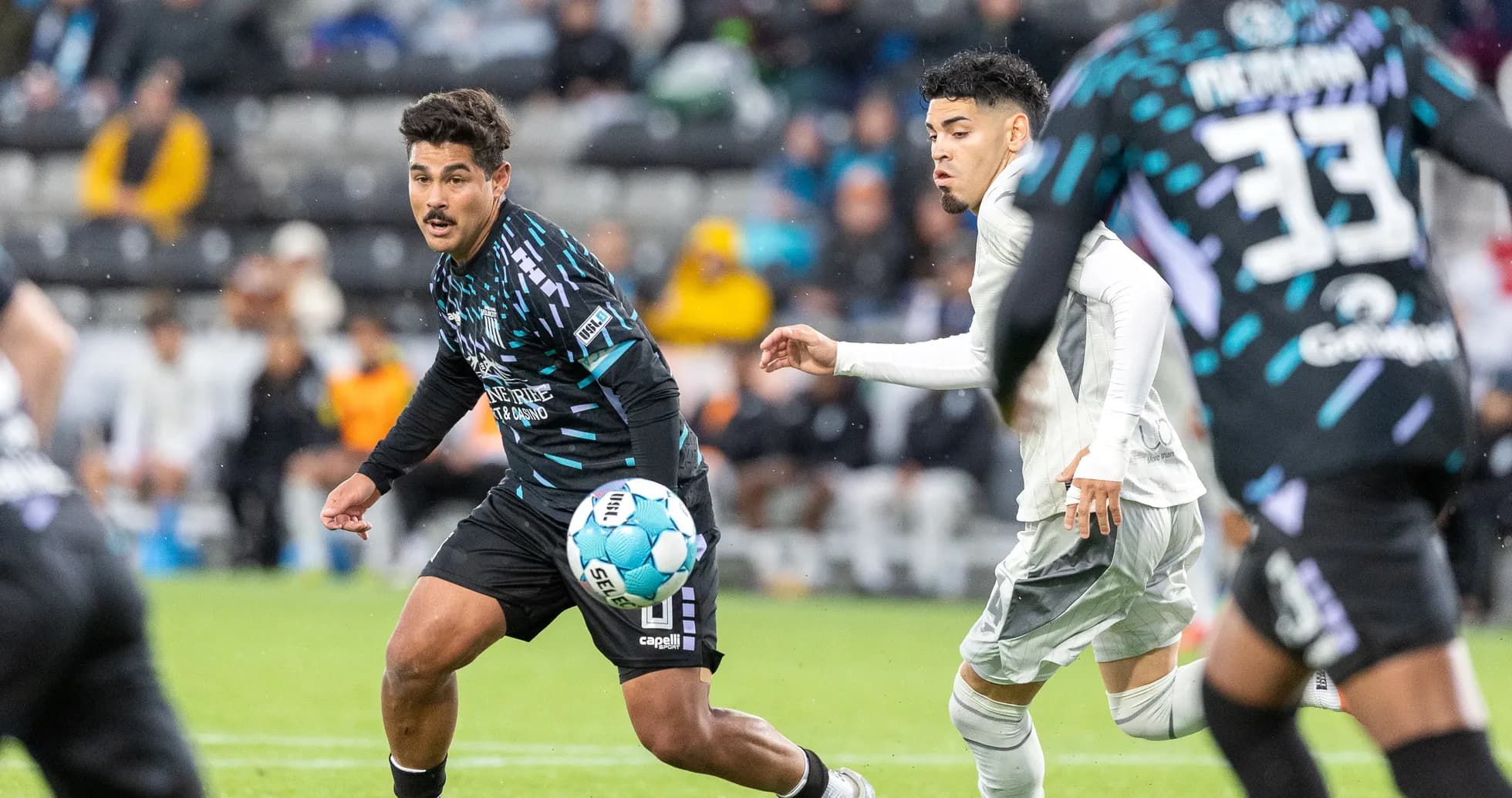 Jugador persigue el balón durante el partido