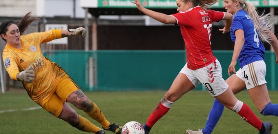 Jugadora de Charlton Athletic driblando a la portera
